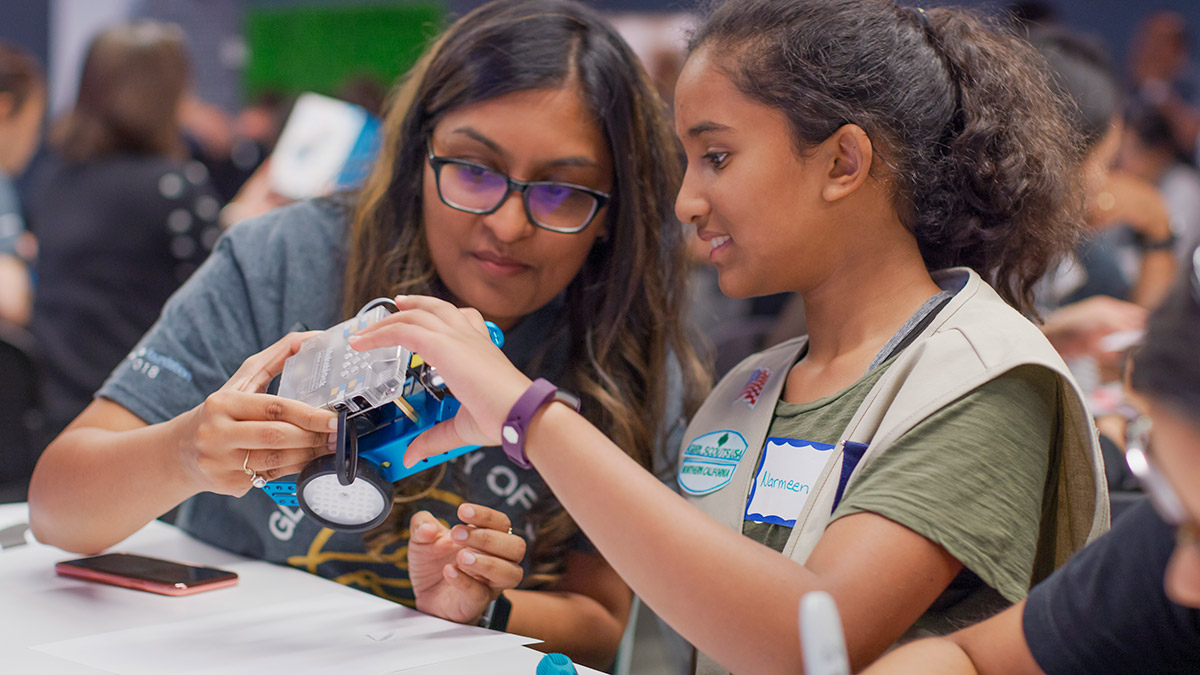 Cloudera volunteer working with a child 